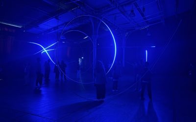 Célébrer la lumière à travers l’exposition immersive « Into the Light »