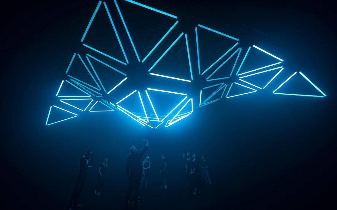 Célébrer la lumière à travers l’exposition immersive « Into the Light »